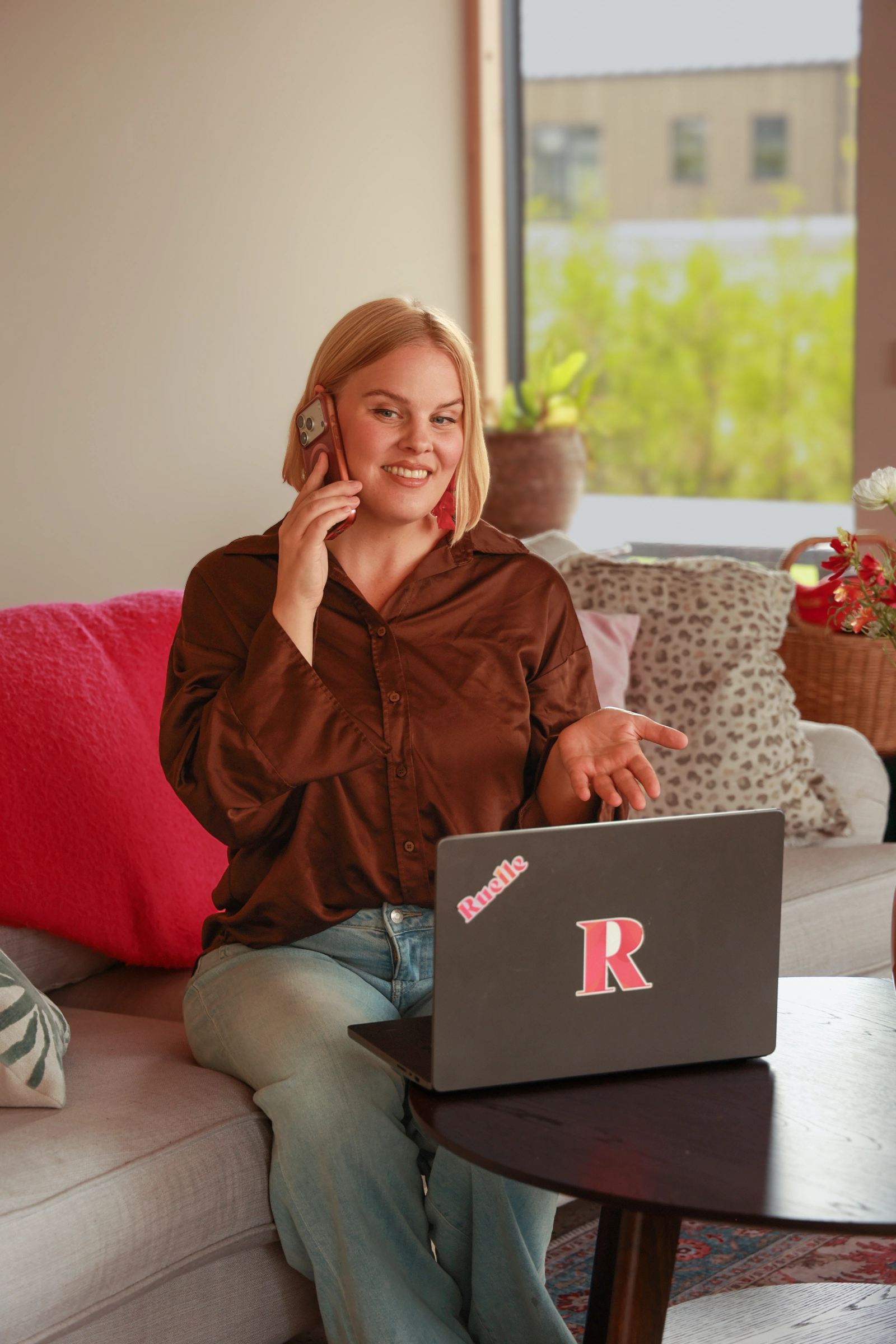 Johanna från Ruelle pratar i telefon vid sin laptop
